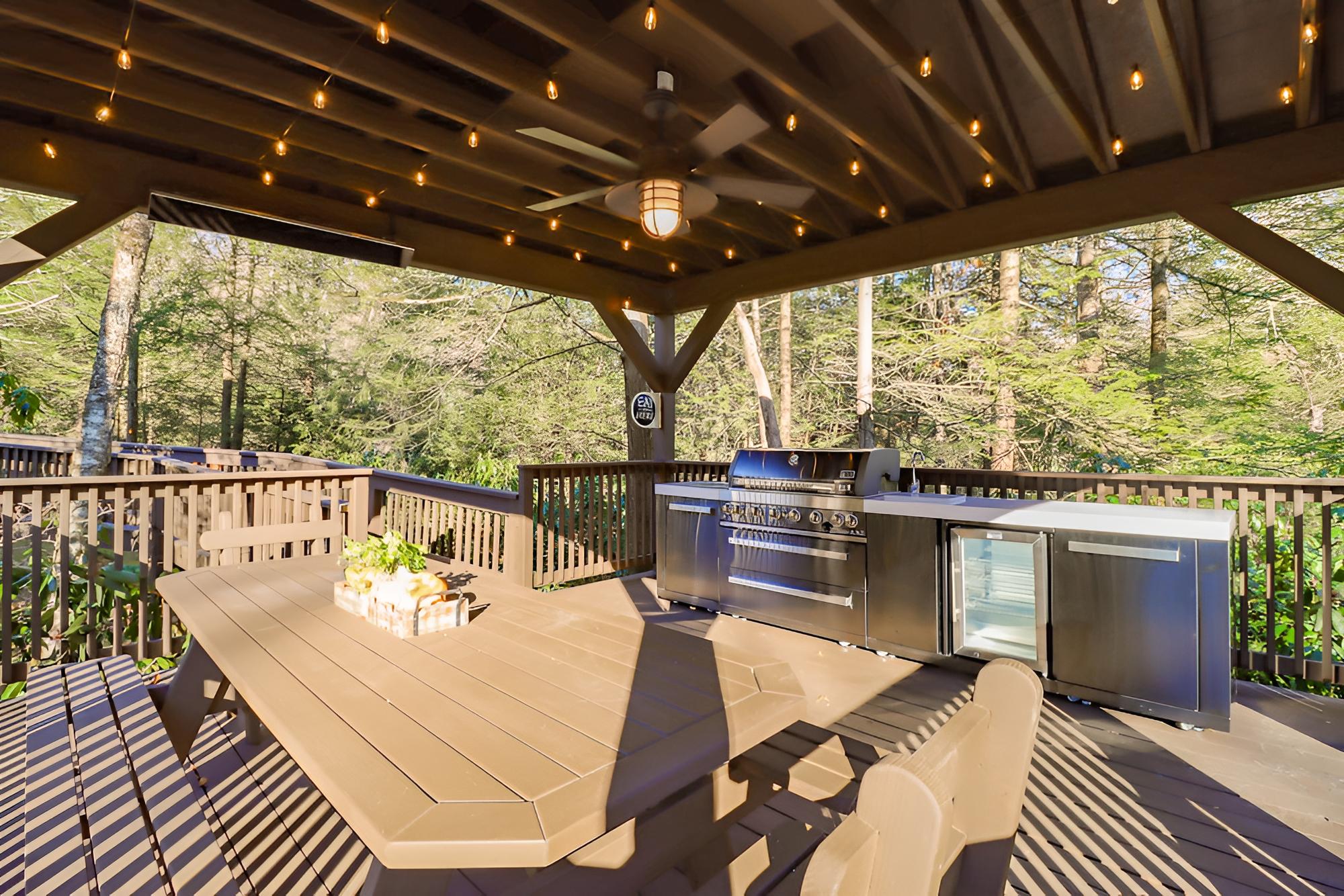 Creekside Tannersville Cabin: 2 Acres & Hot Tub! view 4