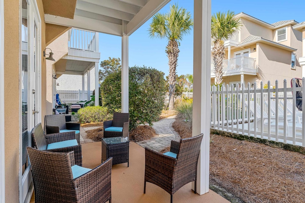 Palm Breeze Retreat Sleeps 10!