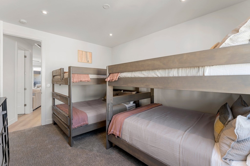 Olympic Escapes Gold 6 Bedroom Townhouse