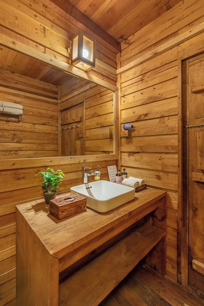 Alaya Stays Suro Woodcrest Chalet