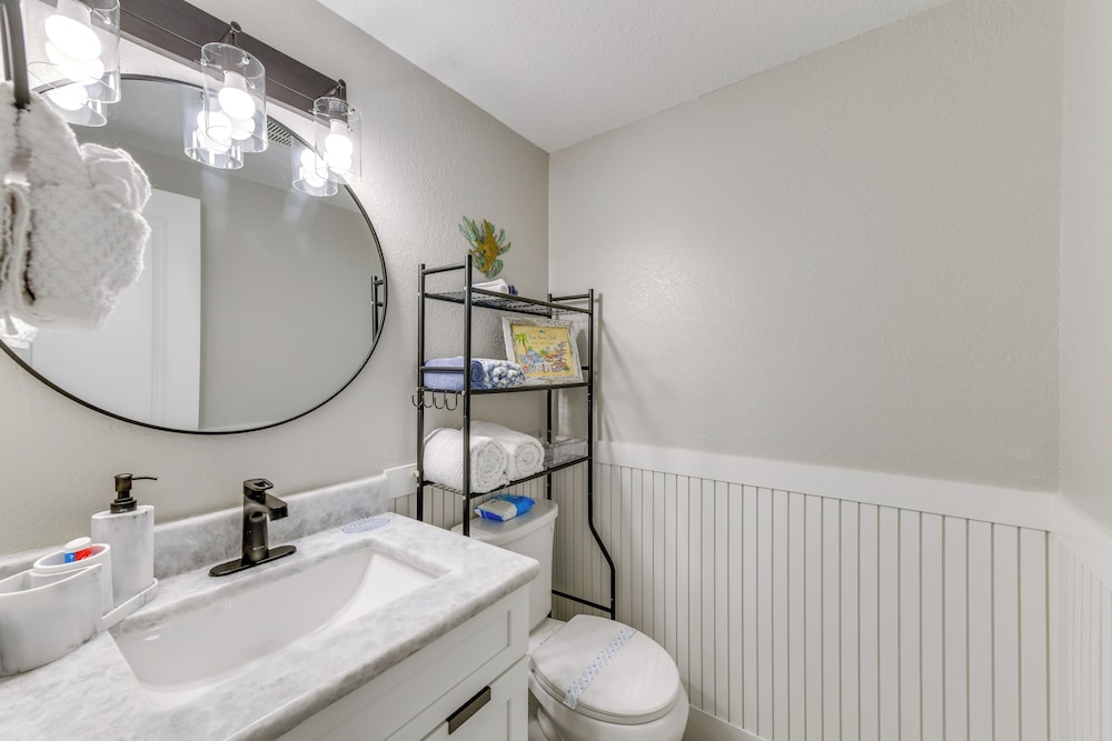 2 Blocks to Beach: Tropical Retreat in Anna Maria