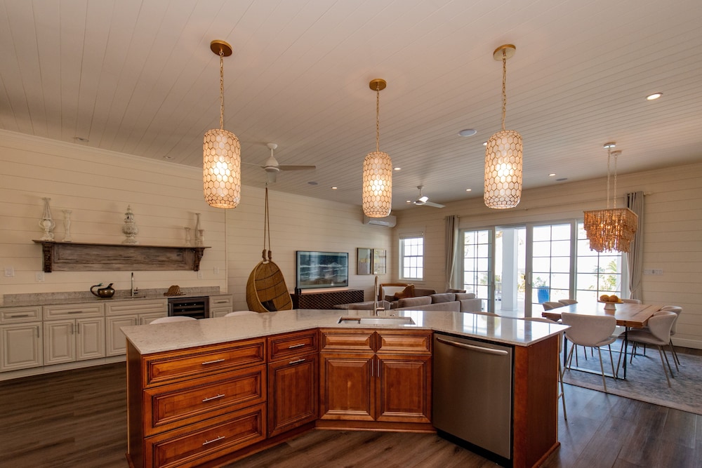 Seaduced - Brand New Luxury Beachfront Estate With Pool 4 Bedroom Home