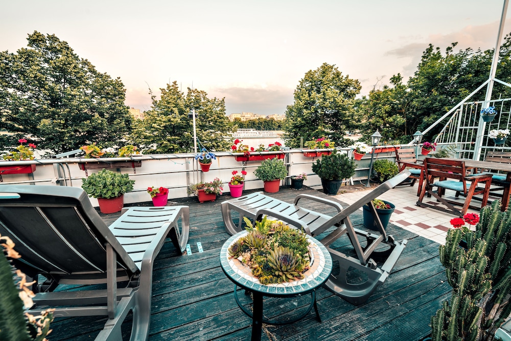 Island Hostel - Adults only