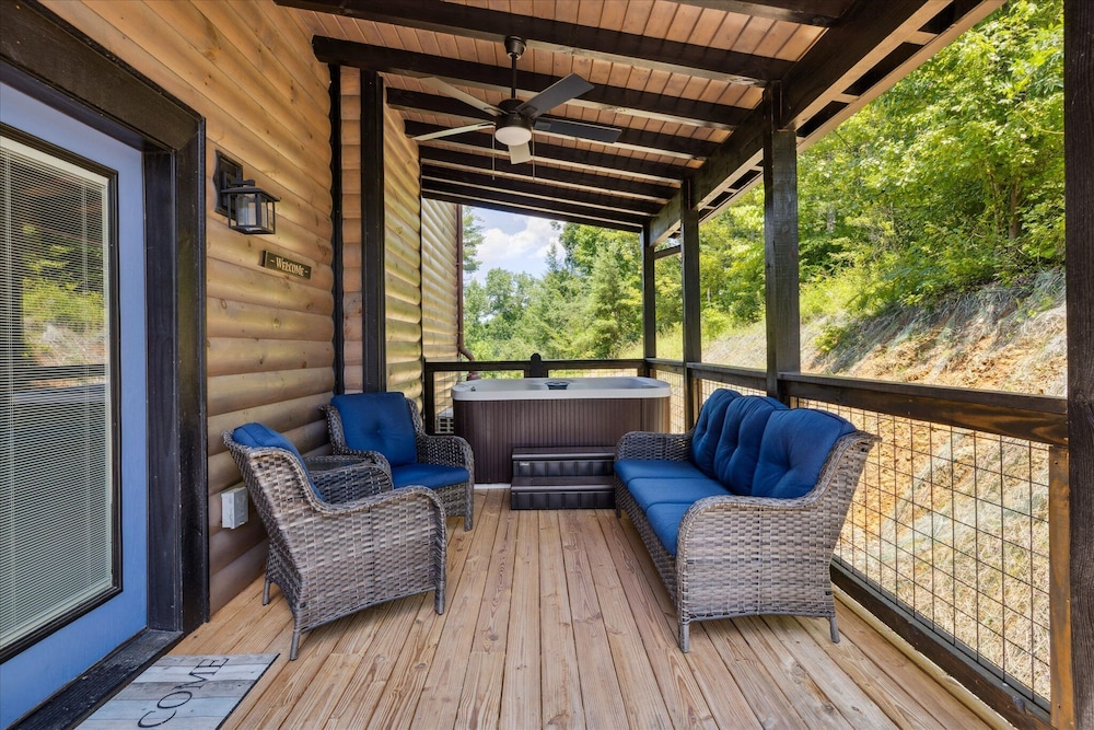New Cabin w Indoor Swim Spa Hot Tub Gameroom