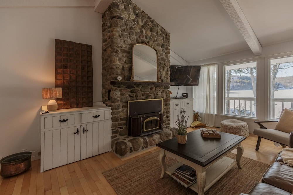 The Otter Lakehouse - Beautiful Cottage on the Lake With Lake Sports Included