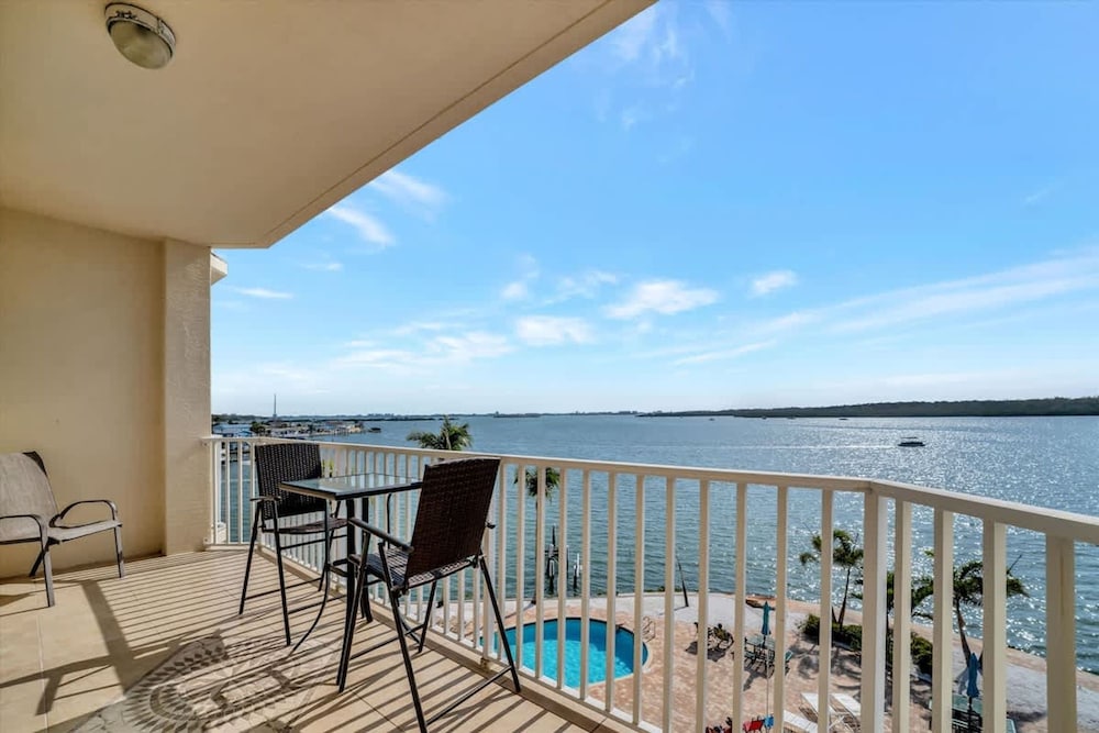 Sunlit Bayview Suite Balcony Pool Hot Tub