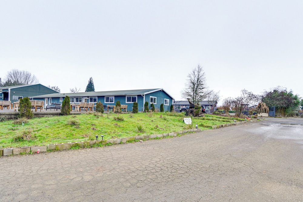 5 Mi to Hillsboro: Peaceful Home w/ Fire Pit