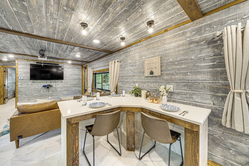 Hike, Fish & Unwind: Cabin w/ Yard in Broken Bow!
