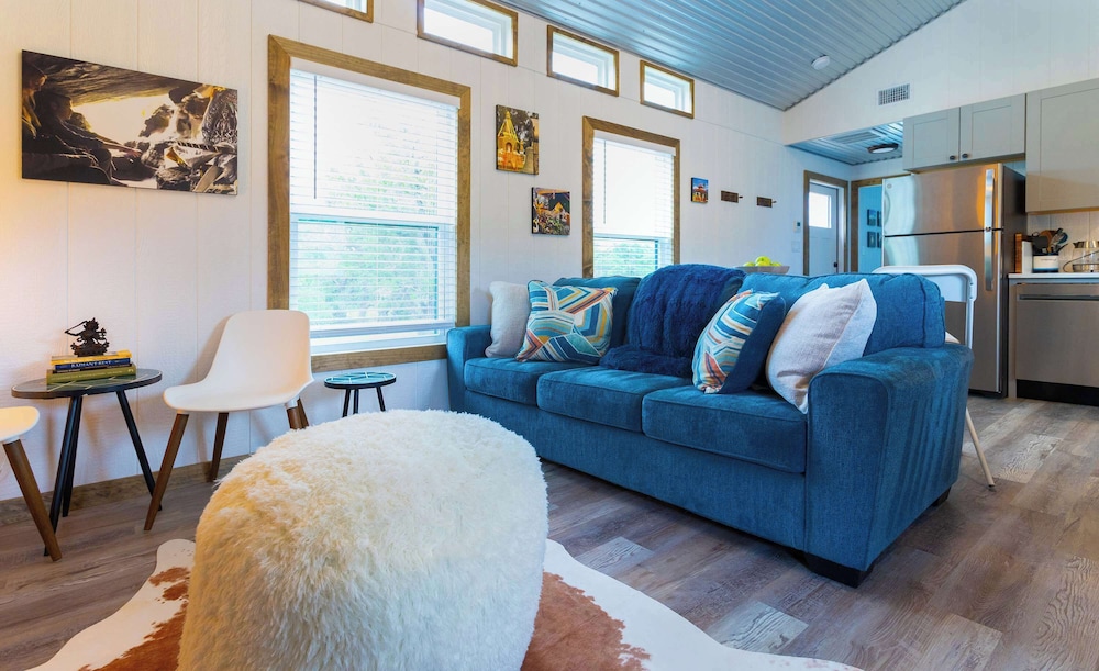 Shady Grove Tranquil Hill Country Cabin for 8 Near Pedernales Falls