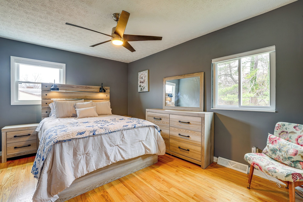 1 Mi to Dtwn Lynchburg: Charming Family Home!