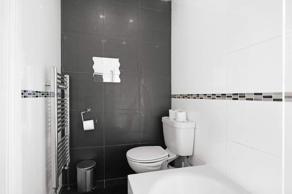 Luxury 3BR 2BA with Hot Tub and Garden