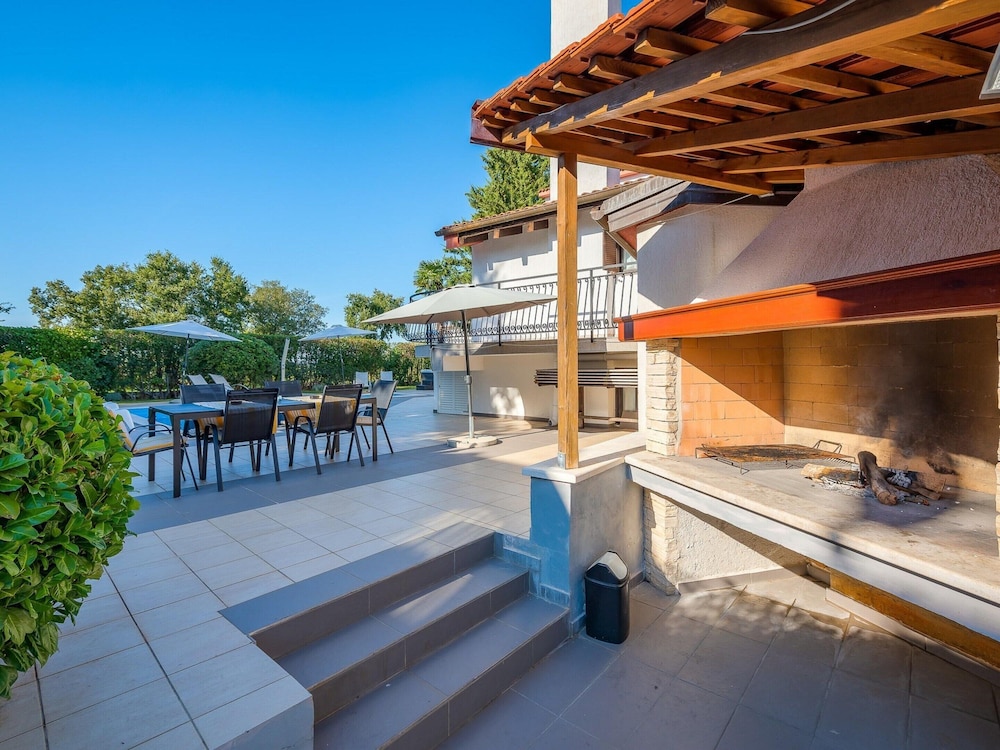 Scenic Villa With Private Garden