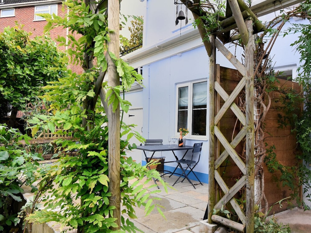 1 Lymbrook Cottages