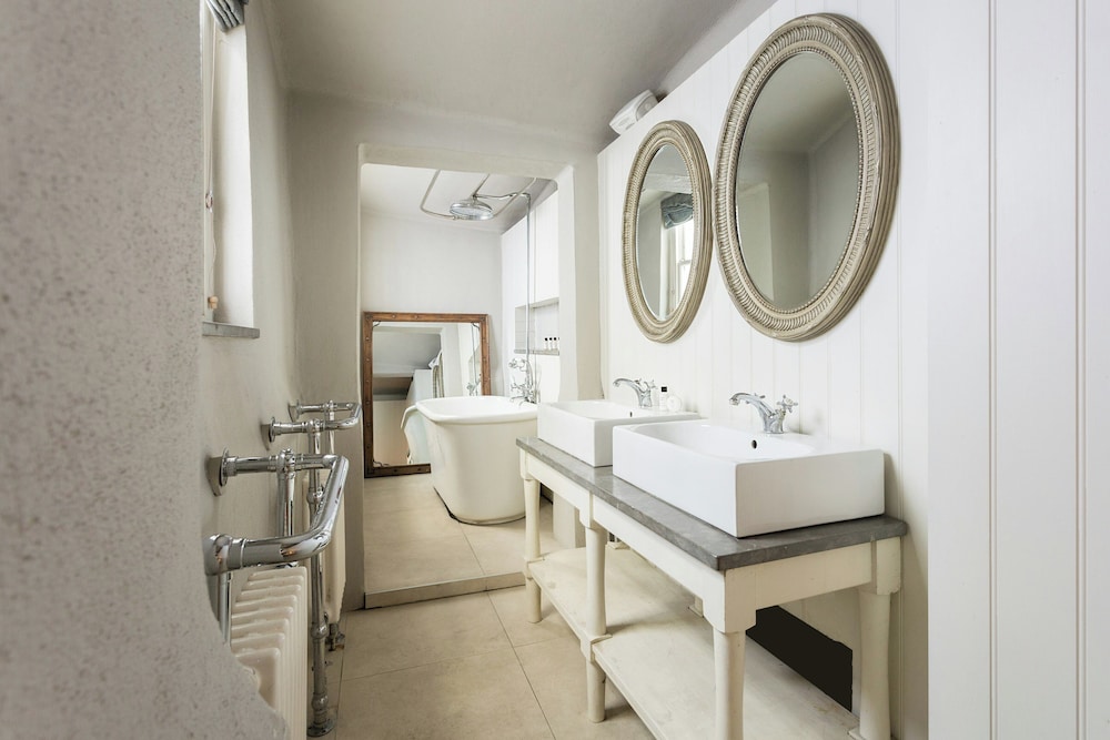 Holland Park Avenue VII by Onefinestay