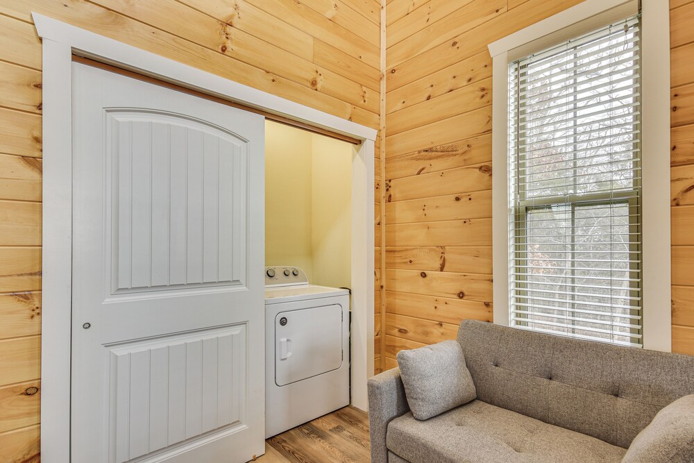 Covered Porch & Fire Pit: Cabin in Richland