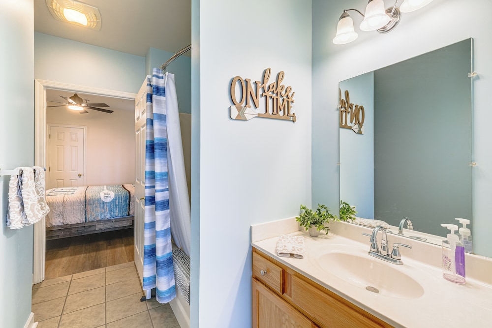 Smith Mountain Lake Retreat w/ Resort Amenities!
