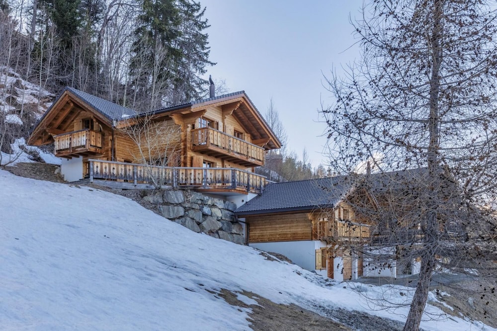 Chalet Coucou - Luxury 10 pax Chalet With Incredible Views Garage