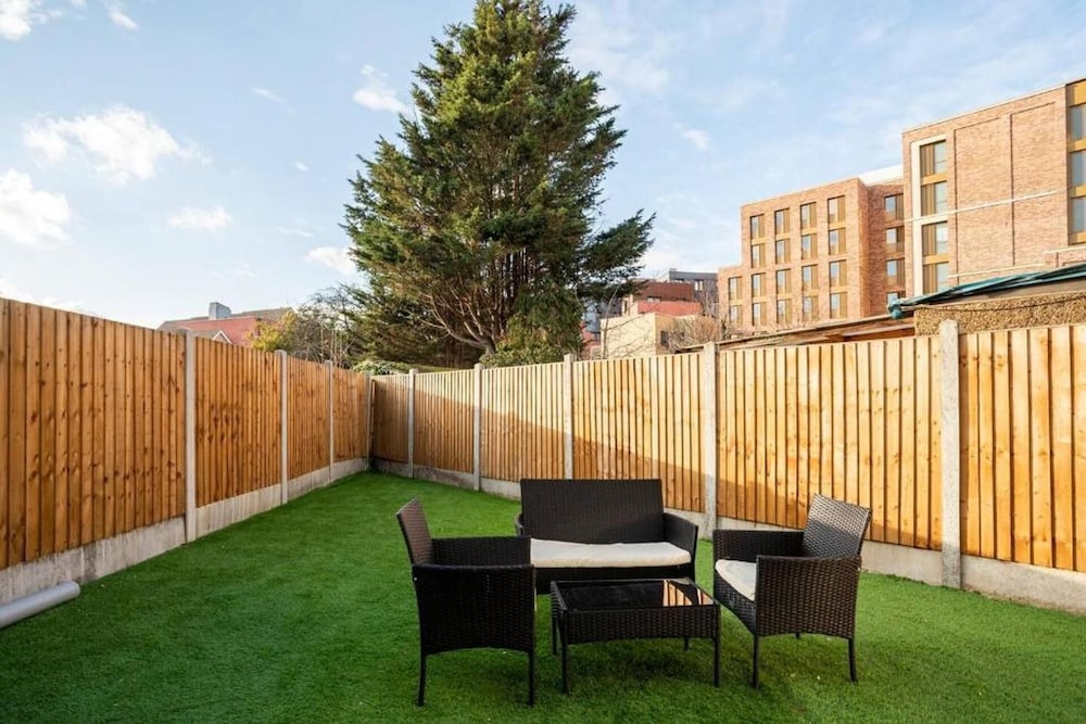1 Bed-sleeps 4-free Parking-30 Min to Central Ldn
