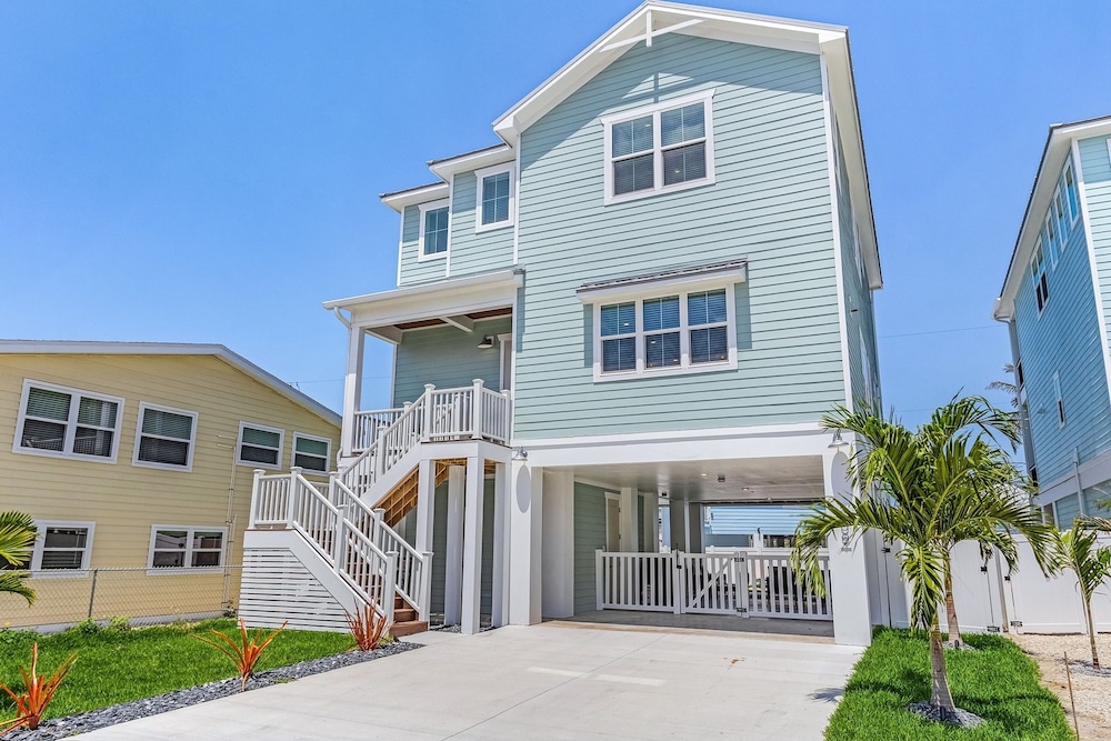 209 Seabreeze Escape: NEW Spacious 5-Bedroom Pool Home 5 Home