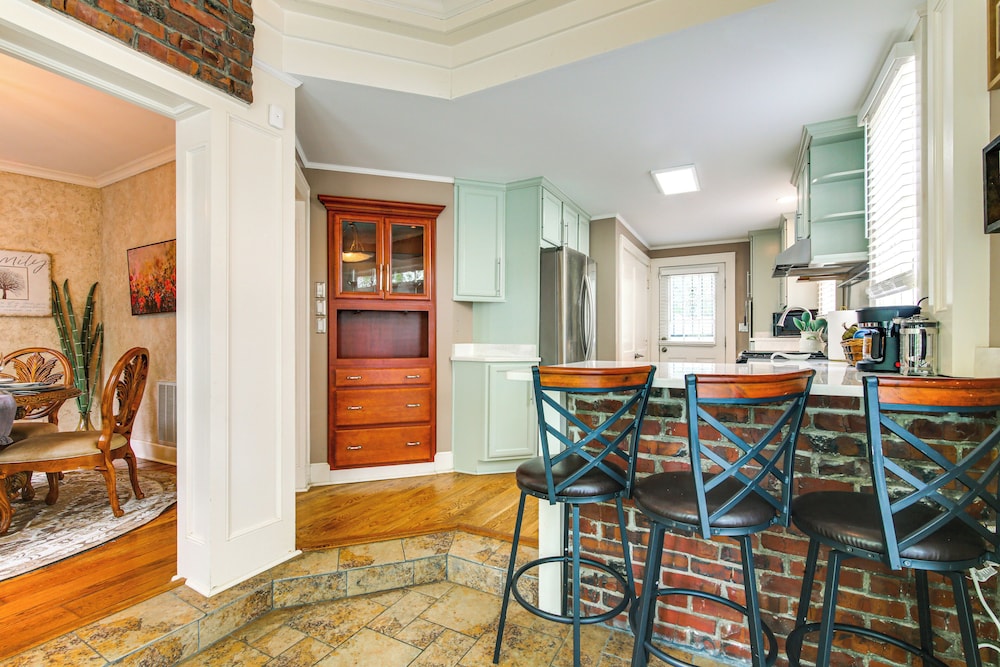 2 Mi to Memphis Zoo: Charming Home w/ Private Yard