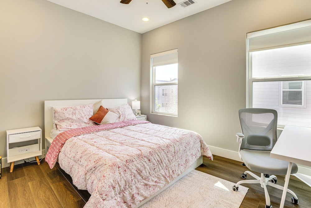 2 Mi to Dtwn: Modern Houston Home w/ Private Patio
