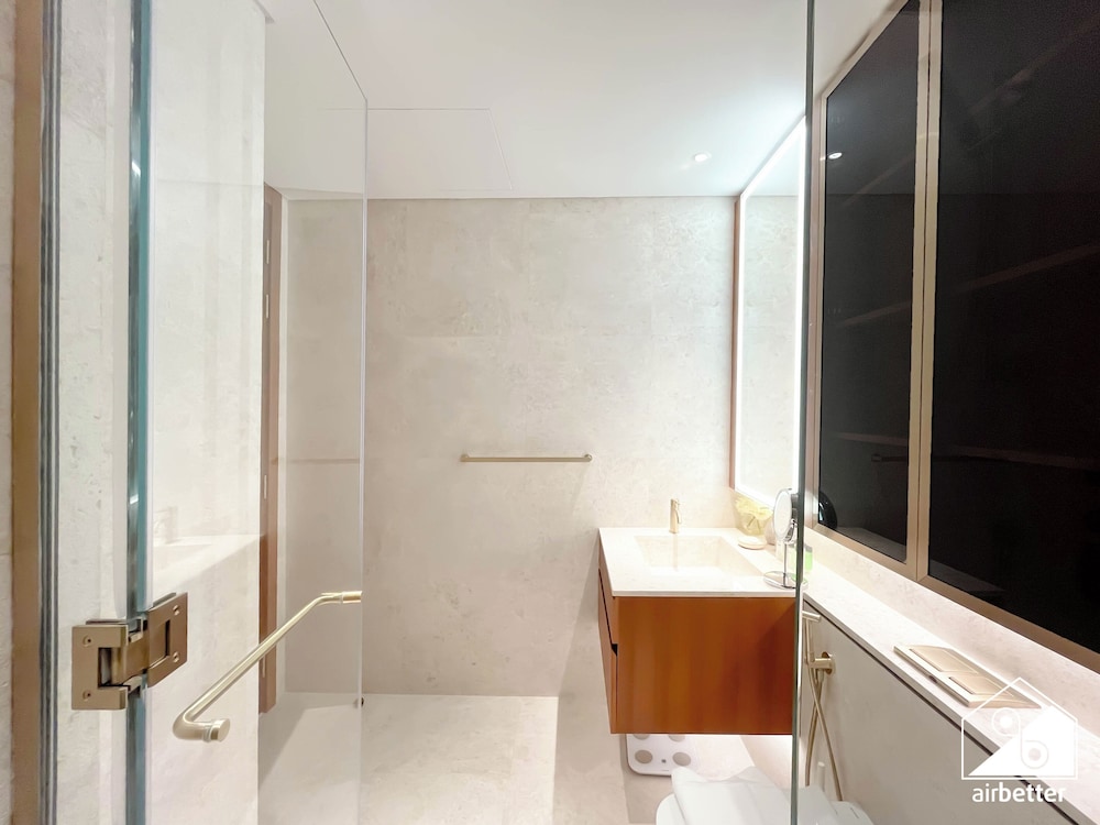 Luxury Beachfront 1BR on Palm Jumeirah & Balcony