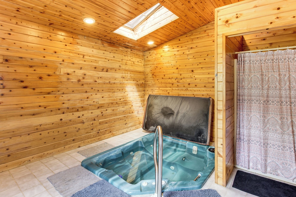 Hot Tub & 2 Recreation Rooms: Spacious Onamia Home