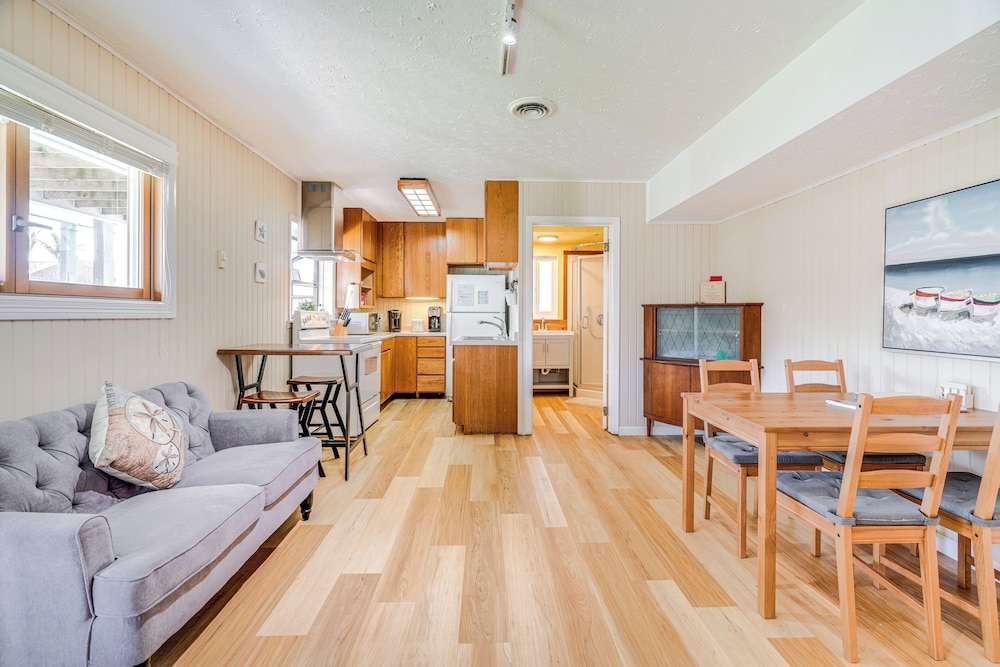 Walk to Poplar Beach: Cozy Coastal Getaway w/ Yard