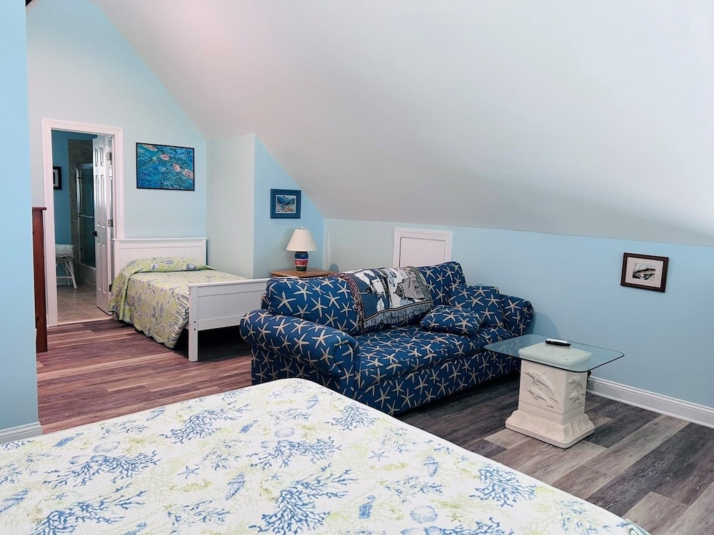 Serenity's Star 4 Bedroom Home by RedAwning