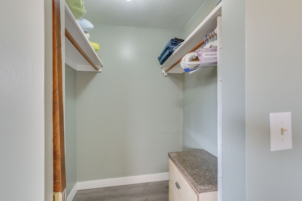 15 Mi to Dtwn Seattle! Home w/ Fun Outdoor Space