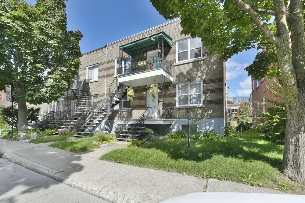Lovely 1BR - 5mins from Laurier Metro