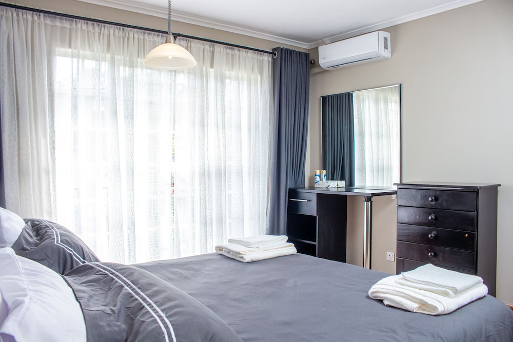 Inviting 3-bed Apartment In The City view 3