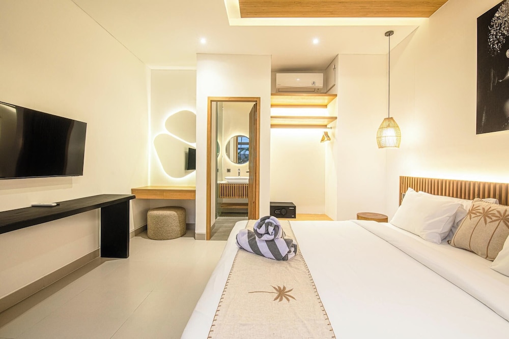 Luxury 5BR Retreat, 400m From Café Del Mar Shore