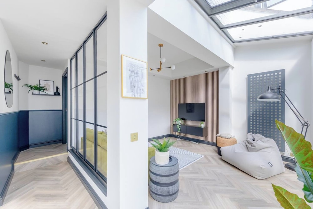 Contemporary Elegance - 2BD Flat, Clapham!