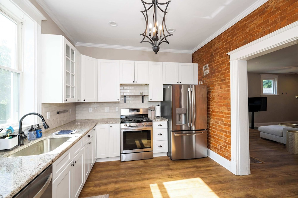 Ludlow Lodge w/ City Views