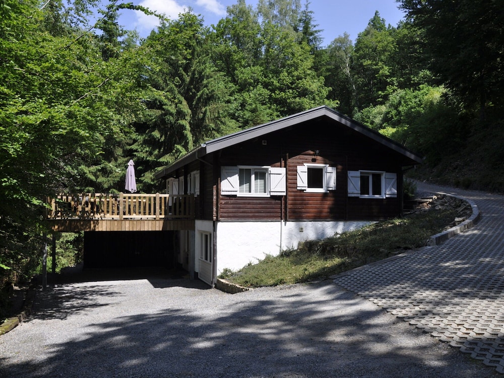 Cosy Chalet in Odeigne with Hot Tub