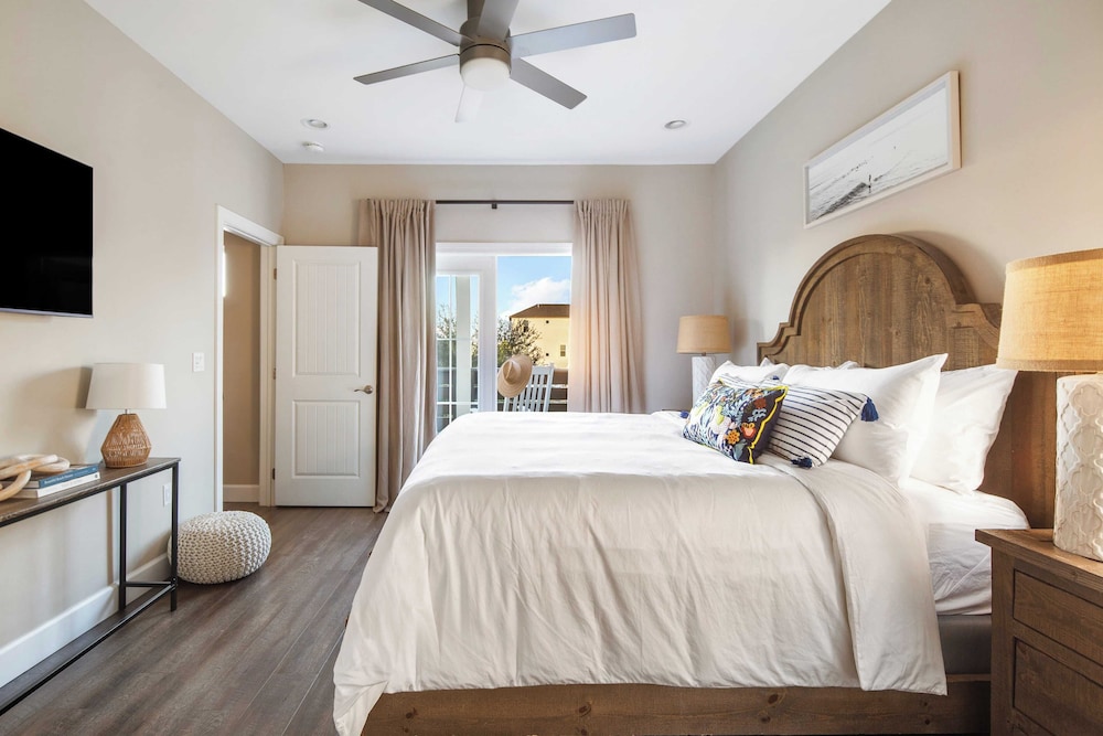 Sleeps 18! Private Pool, Hot Tub, Near Beach Miramar Dream House by Avantstay