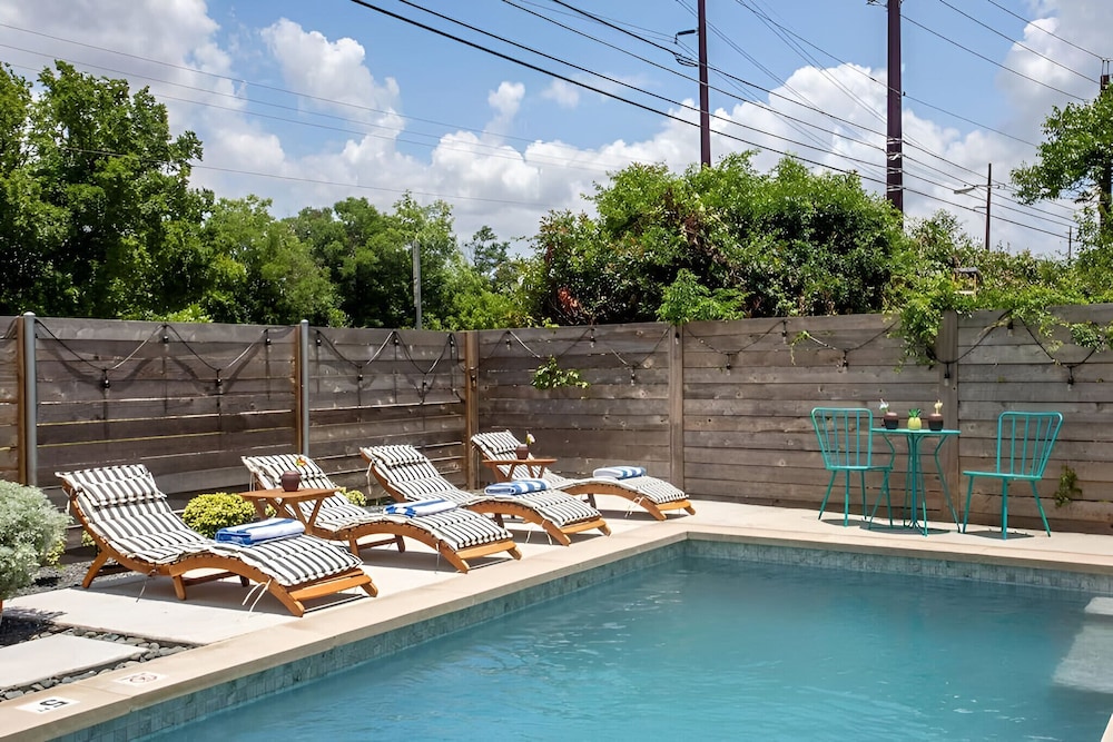 Heated Pool Haven w Hot Tub 3 min to DT