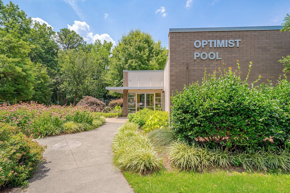 Relaxing Retreat Near North Hills & Downtown 3 Bedroom Home