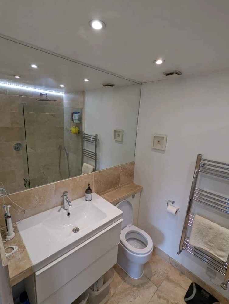 Cheerful 4 Bedroom Home in the Heart of London