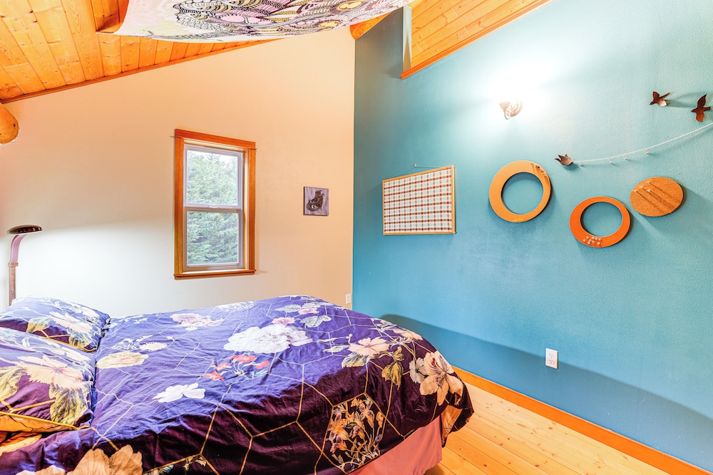 11 Mi to Olympic NP: Port Angeles Retreat w/ Deck