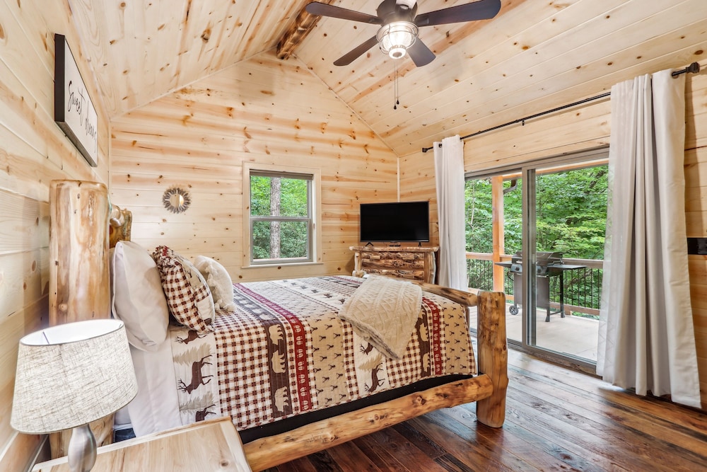Private Murphy Cabin Rental With Wraparound Porch! view 5