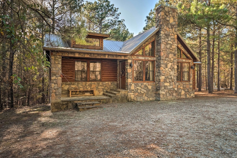 Broken Bow Cabin w/ Hot Tub ~ 6 Mi to Lake! view 4