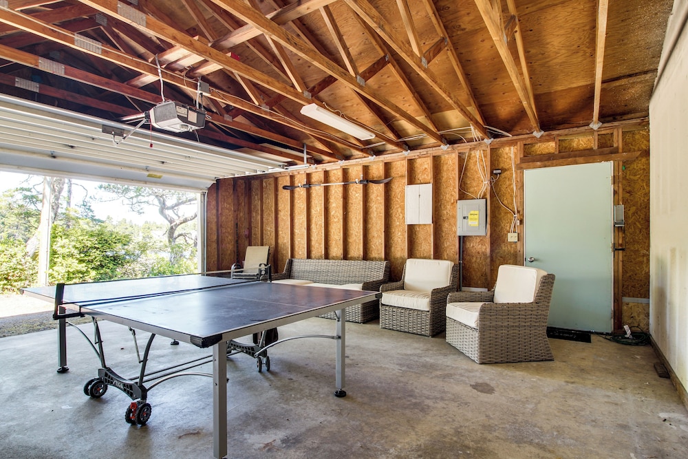 Quiet Lakefront Retreat < 2 Mi to Heceta Beach!