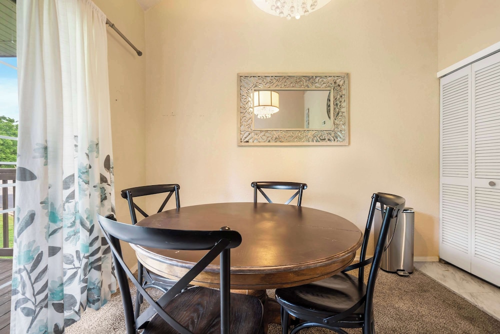 Warm Welcome Getaway Resort Stay for 6 With Amenities Near Downtown