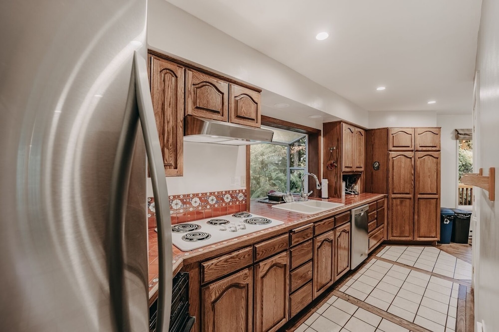 13sl - Hot Tub - Pets Ok - Wifi - Sleeps 8 2 Bedroom Home by RedAwning