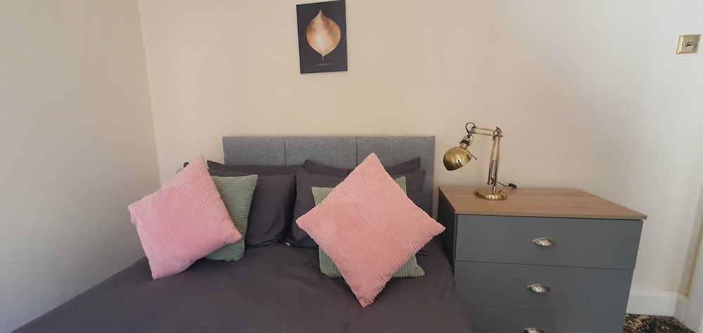 Room in Guest Room - Comfortable Room in Coventry view 5