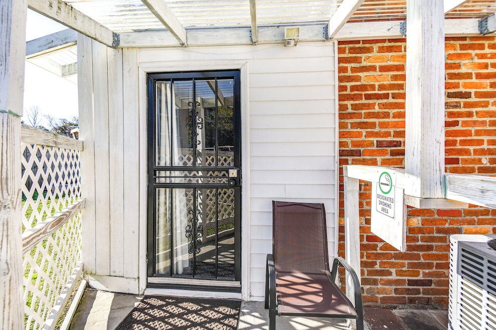 1 Mi to Dtwn: Remote Work-friendly Apt in Hampton!