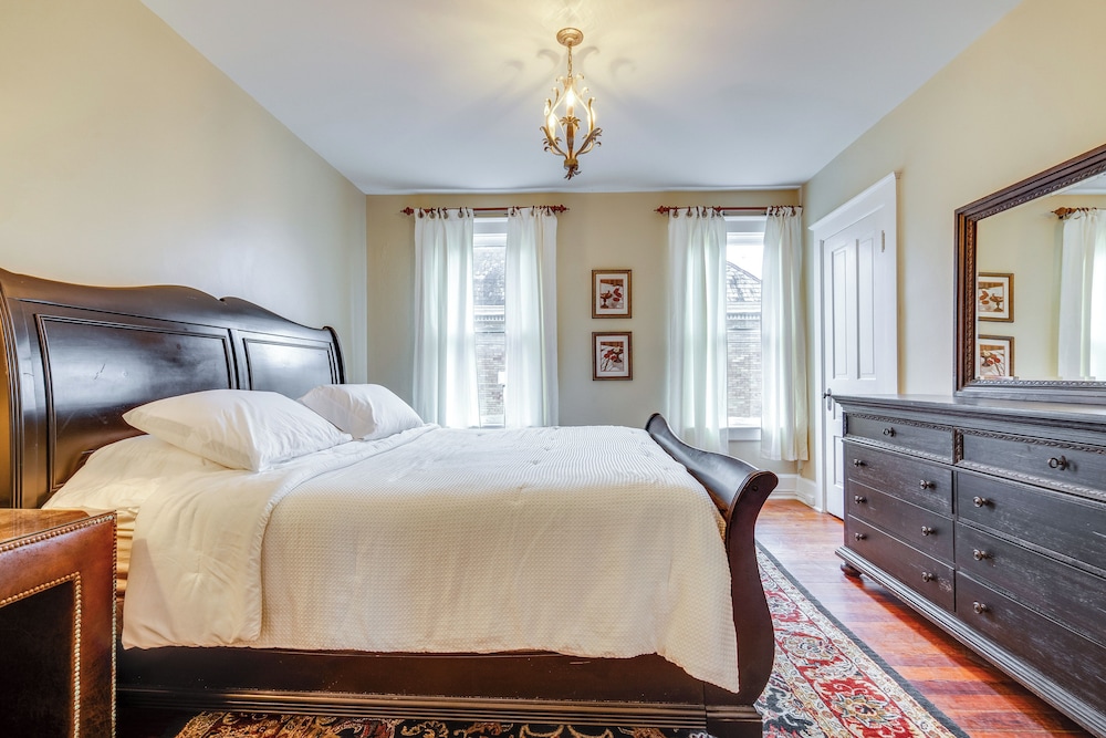 Walk to Garden & Restaurants: Zanesville Apartment