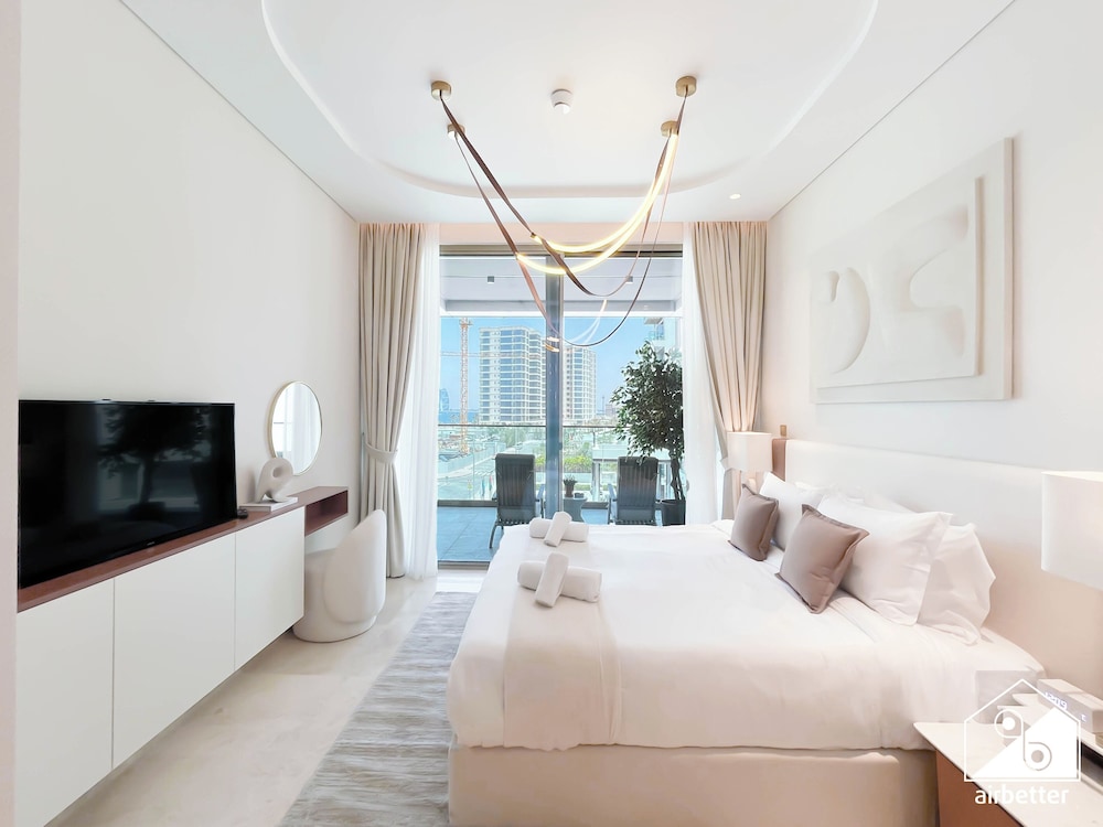 Luxury Beachfront 1BR on Palm Jumeirah & Balcony